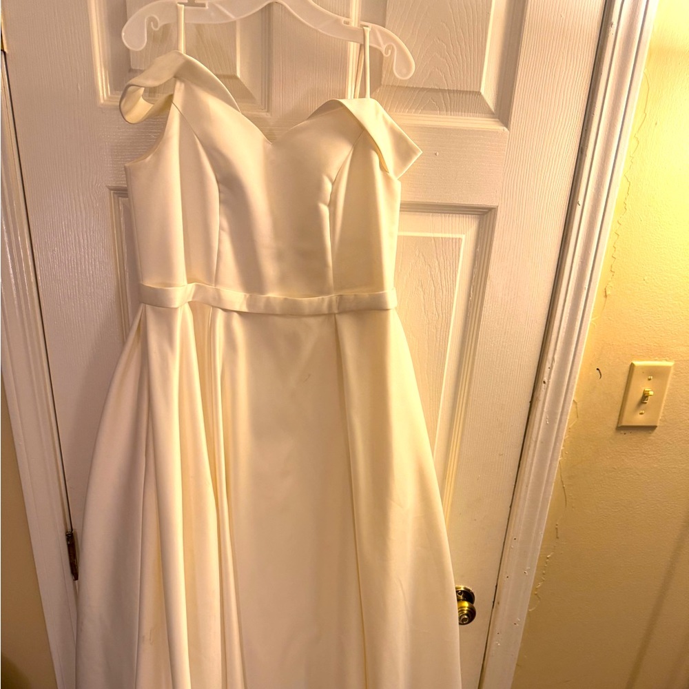 DB STUDIO
satin off-the-shoulder flower girl dress with pock Size 16